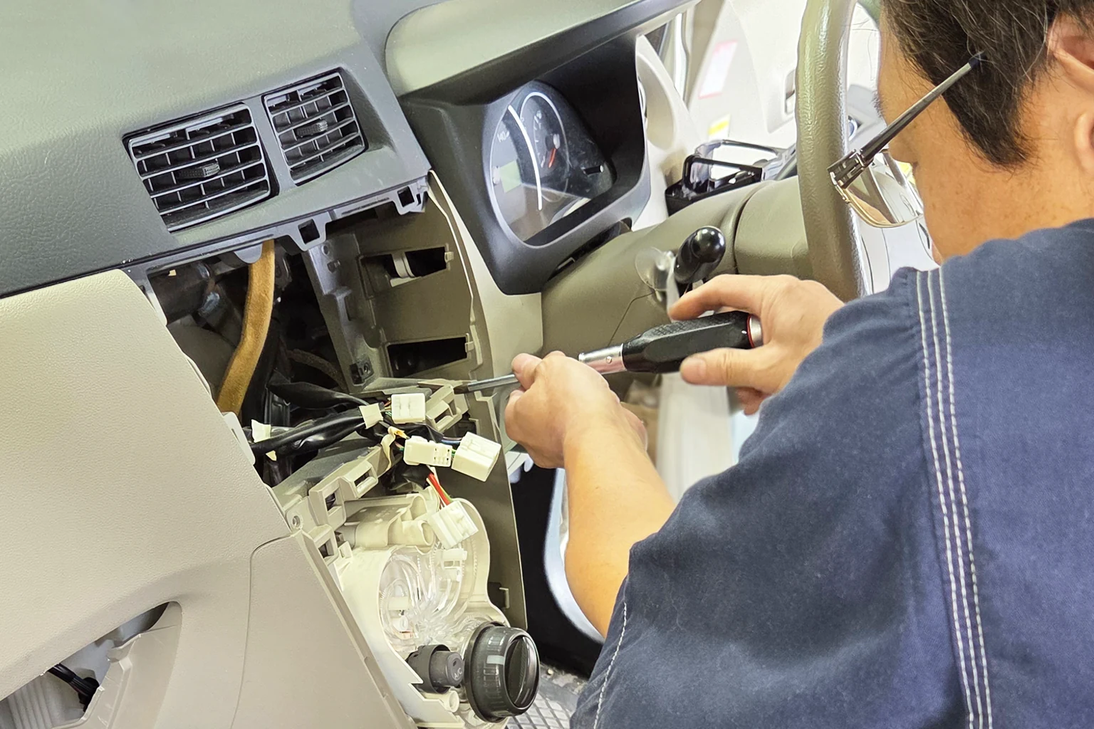 自動車電装サービスの作業